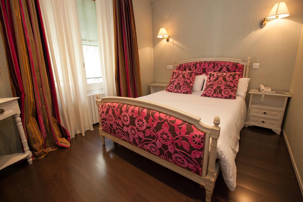 Paris Rome Hotel Menton Exterior photo